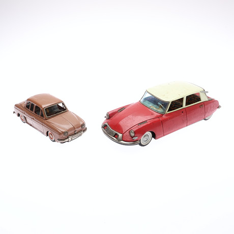 BANDAI MADE IN JAPAN PLÅTMODELLER AV EN CITROËN DS 19 OCH RENAULT DAUPHINE. (2).