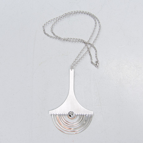 TAPIO WIRKKALA. Halsband, sterlingsilver, "Half Moon / Kuunsirppi", Kultakeskus Oy, Finland. på auktion hos Formstad Auktioner