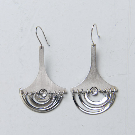 TAPIO WIRKKALA. Örhängen, ett par, sterlingsilver, "Half Moon / Kuunsirppi", Kultakeskus Oy, Finland. på auktion hos Formstad Auktioner