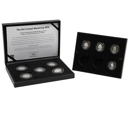 EN SAMLING AV ELIZABETH II ISLE OF MAN SILVER 50P-NUMMER.