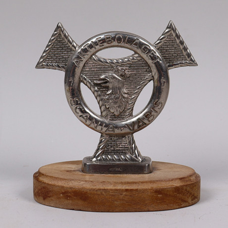 Scania-Vabis, kylaremblem/mascot, kromad metall på stensockel, dubbelsidig, 1920-tal.