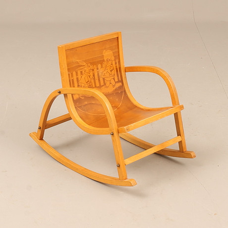 Ein Bambus-Schaukelstuhl fr Kinder im Franco-Albini-Stil, Mitte des 20.  Jahrhunderts. Mbel - Sessel & Sthle - Auctionet