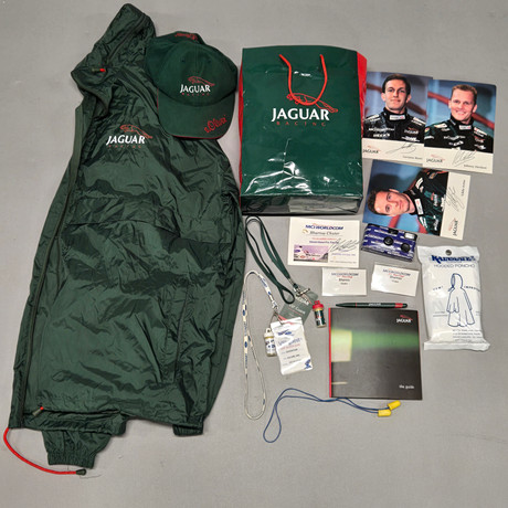 EN MÄNGD JAGUAR F1 MEMORABILIA.