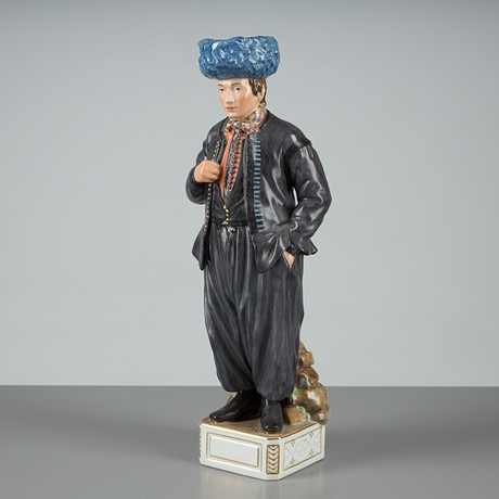 CARL MARTIN-HANSEN (1877-1941). Figurin. Man i folkdräkt. Nr 12100, Royal Copenhagen, Danmark.
