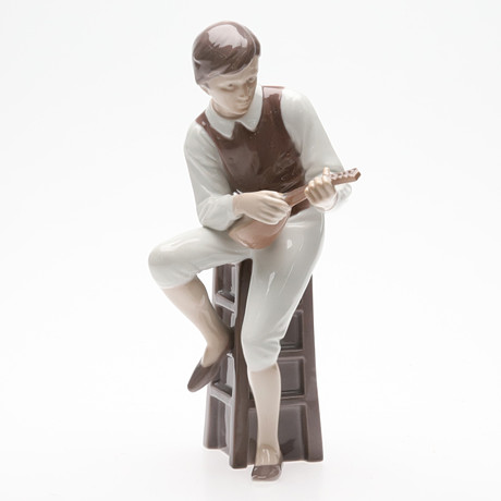 FIGURIN, Porslin, "Lutspelande man", Bing & Gröndahl, Danmark.