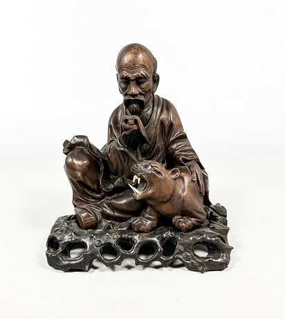 SKULPTUR, "Man med rovdjur", Kina, 1900-tal.