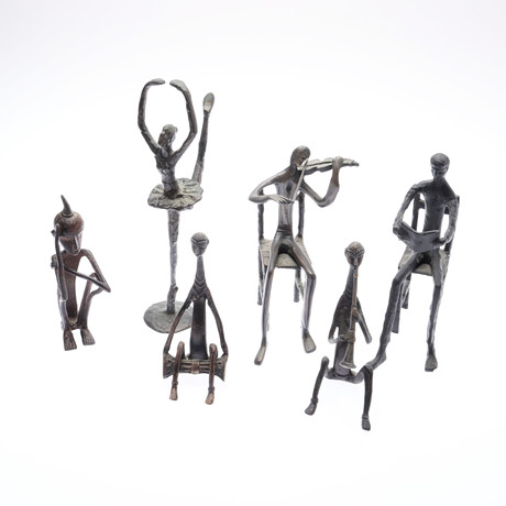 I ALBERTO GIACOMETTIS MANÉR, BRONSFIGUR FÖRESTÄLLANDE MAN SOM SPELAR FIOL, 4 ANDRA BRONSFI
