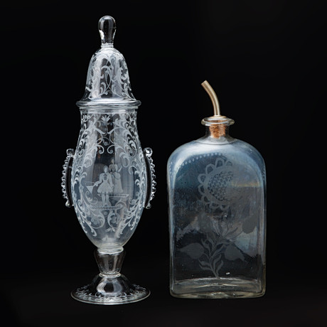 BRÄNNVINSFLASKA samt LOCKPOKAL, glas, 18-1900-tal. på auktion hos Göteborgs Auktionsverk