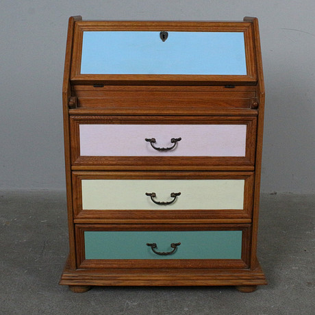 A 1880s/90s secretary, walnut and mahogany. Furniture - Chests of drawers -  Auctionet