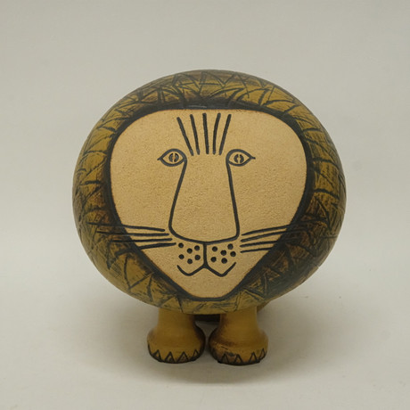 LISA LARSON. The figurine 
