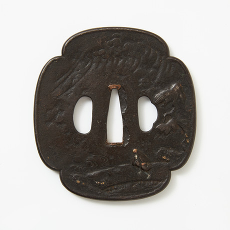 TSUBA, japansk, jrn med guldinlggningar, dekor av mnbelyst landskap med  tehus, Mito-skola, Edo, et etui. Vapen & Militaria - Blankvapen - Auctionet
