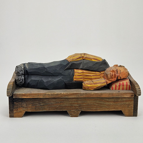 SVEN GUNNARSSON. Sovande man på soffa. Skulptur, snidat trä, signerad.