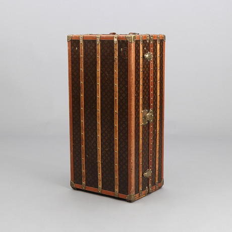 LOUIS VUITTON, KOFFERT. Monogramcanvas med detaljer i läder med mässingsbeslag och trä., såld på svensk auktion för 9 100 kr