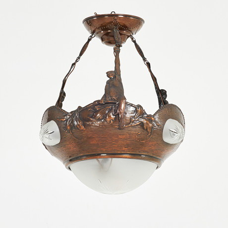 TAKLAMPA, jugend, 1900-talets början, stomme i koppar, dekor av apor, glaskuror, 4 ljuspunkter. på auktion hos Stockholms Auktionsverk Sickla