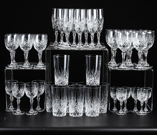 SET OF 24 1980s ITALIAN CRISTALLERIA FRATELLI FUMO DRINKING GLASSES WITH  24CT GOLD TRIMMED DECORATION. Glass - Tableware - Auctionet