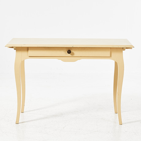 SKRIVBORD, "Österbybruk", Ikeas 1700-talssserie, rokokostil, gullackerat, dragknopp i mässing. på auktion hos Stockholms Auktionsverk Magasin 5
