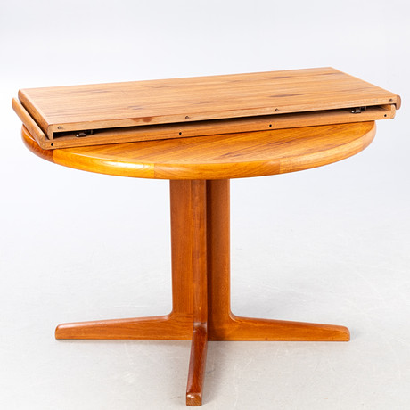 C.J. ROSENGAARDEN. Round teak dining table, extendable. Danish mid