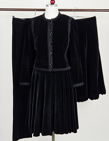 VINTAGE, 4 delar. Bland annat Piero och Bobbe Couture. på auktion hos Auktionshuset Thörner & Ek