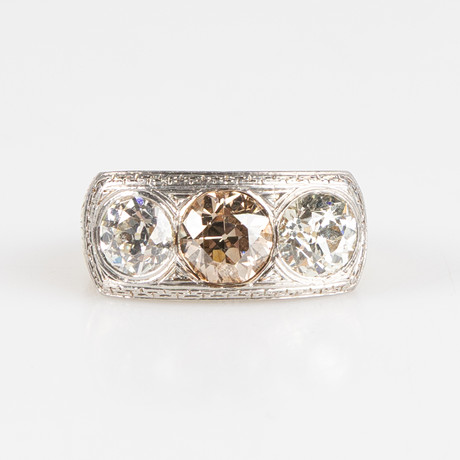 RING, 14K guld och vitguld med tre gammalslipade diamanter. på auktion hos Stockholms Auktionsverk Helsingborg