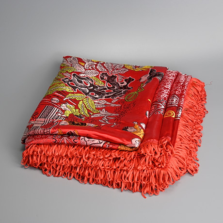 KINESISKT BRODERAT ÖVERKAST I SILKE FRÅN HANGZHOU, 240 CM X 215 CM.