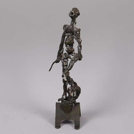 SKULPTUR, metall, man med svärd och avhugget huvud.