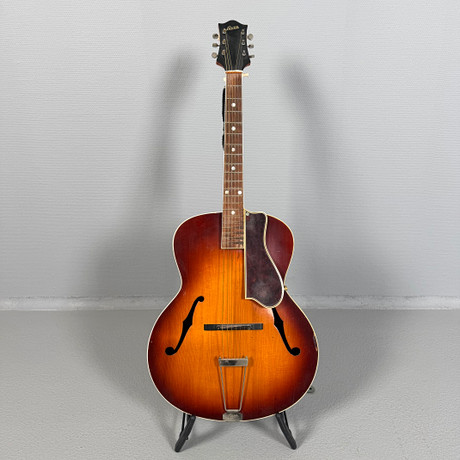 HERMAN CARLSON LEVIN, gitarr, modell 32, archtop, sunburstfärgad kropp, f-hål, tailpiece märkt Levin, tillverkad 1942, hårt case/fodral.