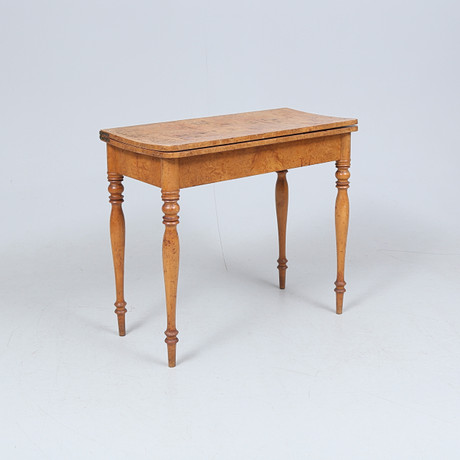 SPELBORD, masurbjörk, 1800-tal. på auktion hos Gomér & Andersson Linköping