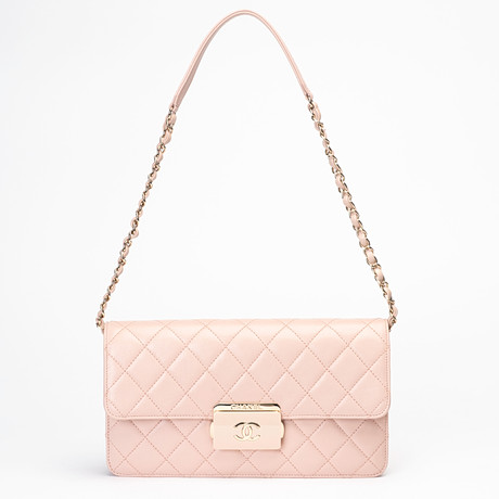 CHANEL. Handväska, Sac à Rabat, quiltat rosa kalvskinn, 2017. på auktion hos Auktionshuset Kolonn