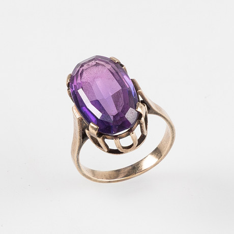 RING, 14K guld med fasettslipad synatetisk färgväxlande safir. på auktion hos Stockholms Auktionsverk Helsingborg