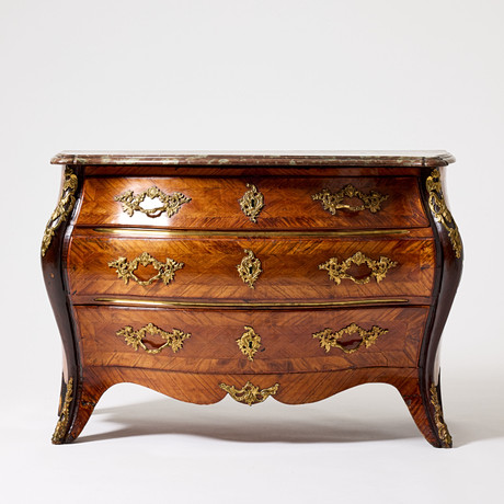 BYRÅ, 1700-tal, Stockholmsarbete i rokoko, profilerad skiva, fanérad i bl a mahogny, valnöt, och rot, förgylld på auktion hos Stockholms Auktionsverk Magasin 5