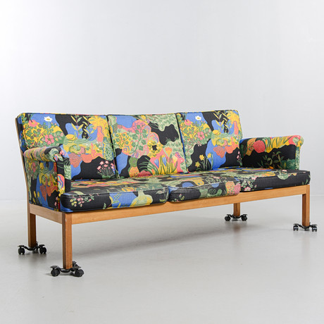 JOSEF FRANK. Soffa, modell 1100, formgiven omkring 1943, Firma Svenskt Tenn. på auktion hos Formstad Auktioner