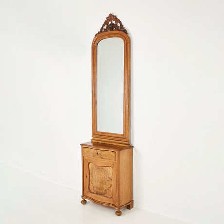 SKÅP med SPEGEL, fanérad i valnöt och valnötsrot, 1900-talets början. på auktion hos Stockholms Auktionsverk Magasin 5