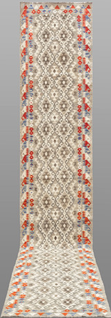 ORIENTMATTA, kelim, handvävd, naturfärgad, gallerimodell, ca 490 x 81 cm. på auktion hos Skandia Auktion