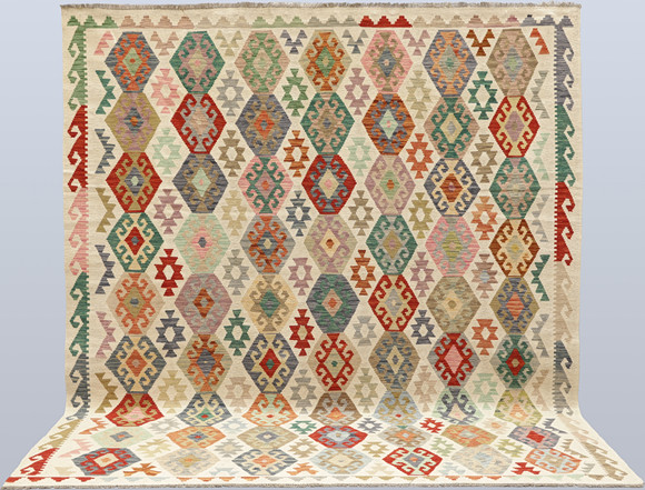 ORIENTMATTA, kelim, handvävd, klassisk design, ca 293 x 254 cm. på auktion hos Skandia Auktion