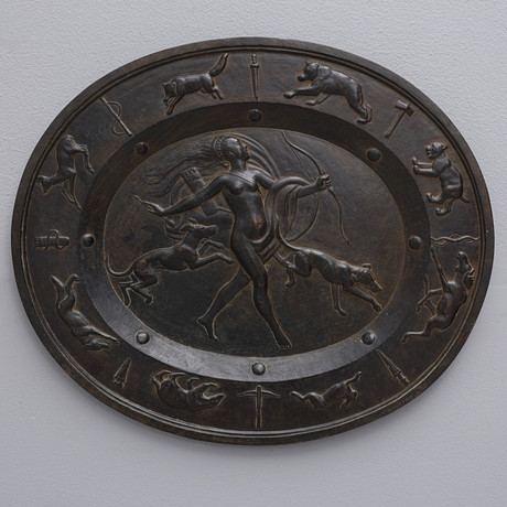 ARVID KNÖPPEL. RELIEF I PATINERAD BRONS, DIANA, SIGNERAD OCH DATERAD 1928. på auktion hos Crafoord Auktioner Lund