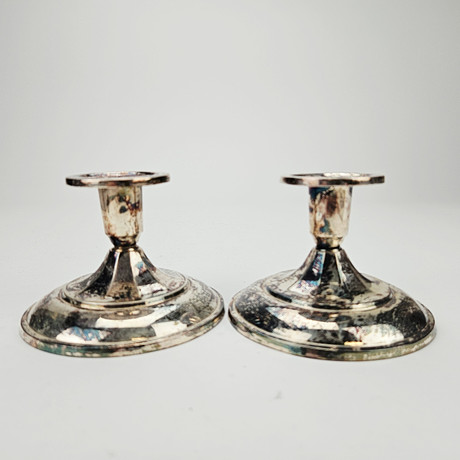 LJUSSTAKAR, ett par, silver, Thorvald Marthinsen, Norge. på auktion hos Auktionshuset Thörner & Ek