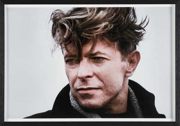 DAWID BOWIE - ROBERT ZUCKERMAN (USA, 1955-2022), "David Bowie, Coney Island, New York", 1990", etikett a tergo på auktion hos Crafoord Auktioner Stockholm