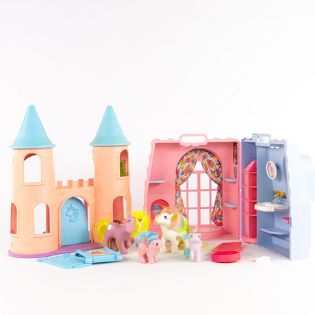 MY LITTLE PONY, SINDY, hästar, hus. på auktion hos Karljohan Auktioner