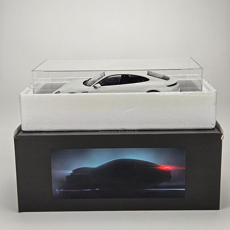 MODELLBIL, skala 1/18, Porsche Taycan turbo S, Pauls Model Art, numrerad 0251/2000.