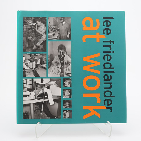 FOTO. DEN AMERIKANSKE FOTOGRAFEN LEE FRIEDLANDERS "AT WORK", 2002. på auktion hos Crafoord Auktioner Lund