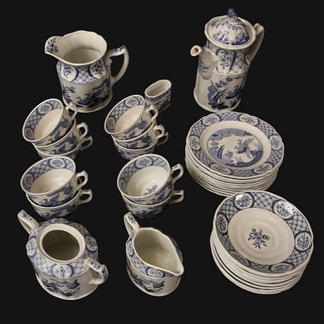 KAFFESERVIS, 34 delar, porslin, underglasyrblå dekor, "Old Chelsea", Furnivals Ltd. 1900-talets. på auktion hos Limhamns Auktionsbyrå