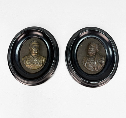 PORTRÄTTMEDALJONGER- 2 st , Napoleon & Leon Gambetta, brons/bronspatinerade i trä ram, 1900 talets första hälf på auktion hos TOKA Auktionshus