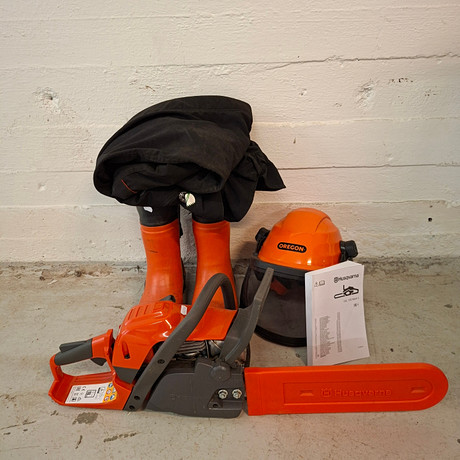 MOTORSÅG, Husqvarna 153 Mark II, HJÄLM, Oregon, med hörselkåpor, STÖVLAR, Oregon, BYXOR, O