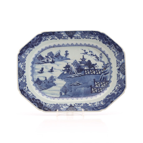 STEKFAT. Porslin med blåvit dekor. Kina, 1700-tal.