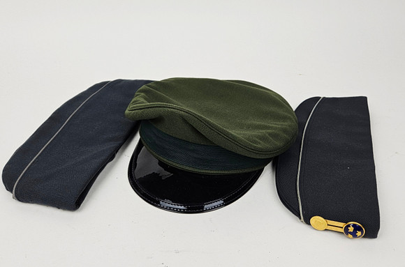 MILITÄRMÖSSOR, 3 st, bland annat skärmmössa.