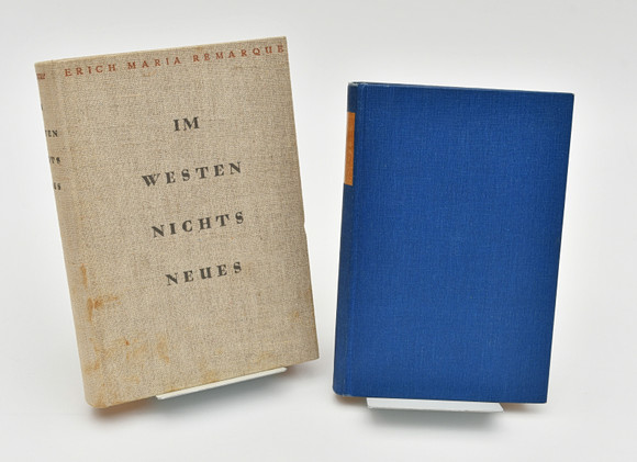 Im Westen nichts Neues / På västfronten intet nytt -Erich Maria Remarque, 2 volymer. på auktion hos Connoisseur Bokauktioner