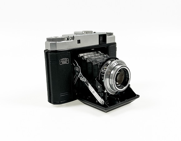 CONTAX RTS II with Carl Zeiss 85mm and accessories. Photo, Cameras