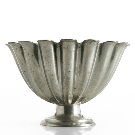 JUST ANDERSEN. Skål på fot, tenn, modell 1228, Danmark, 1930/40-tal. på auktion hos Crafoord Auktioner Stockholm