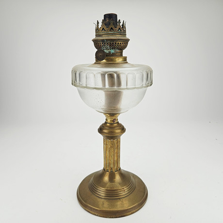 BORDSFOTOGENSLAMPFOT, gulmetall och glas, omkring år 1900.