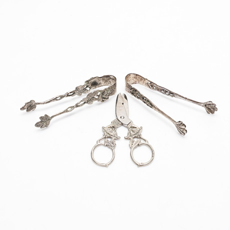 SOCKERTÄNGER, 2 st, samt DRUVSAX, silver.